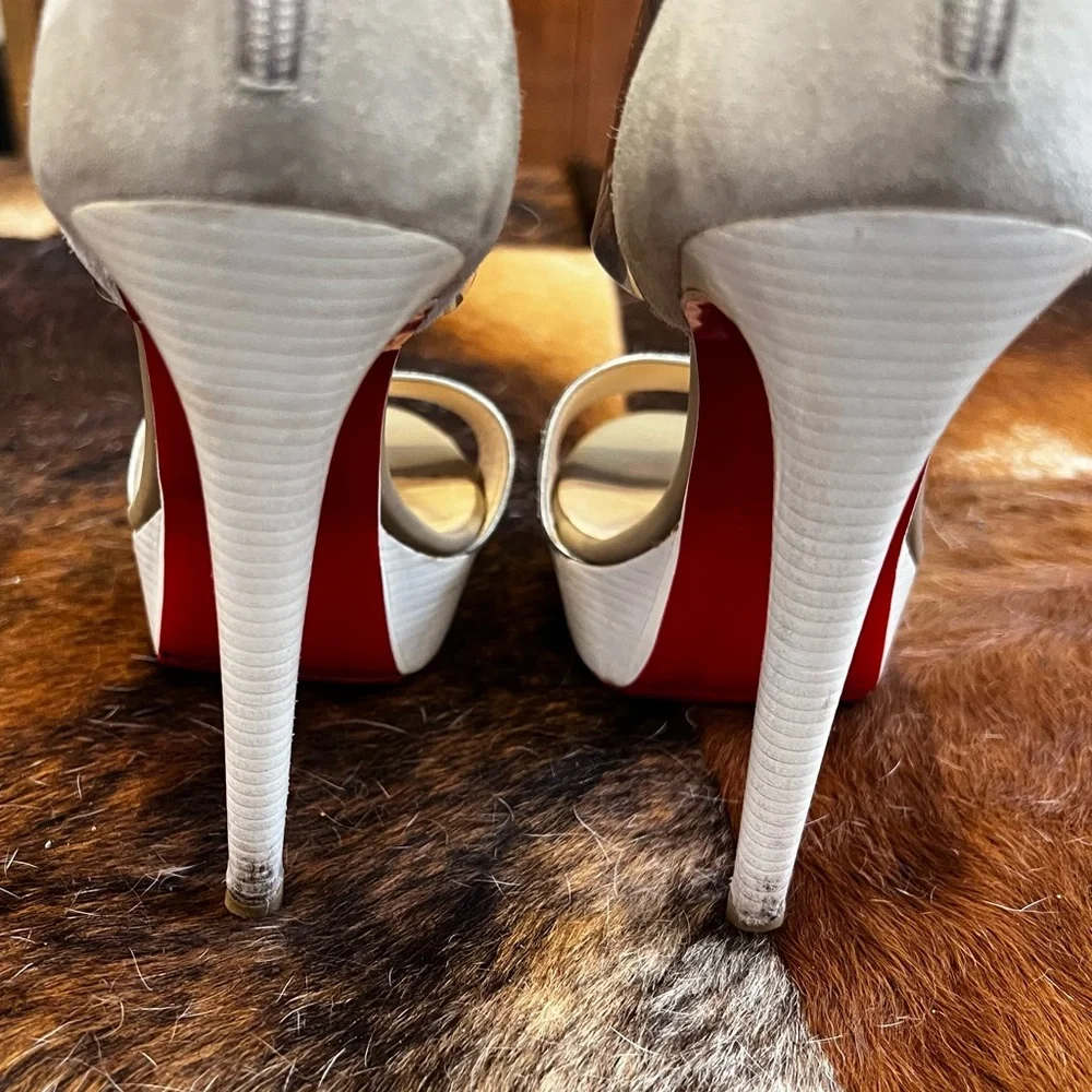 Taylor Swift: Christian Louboutin “Dufoura” Sandals in Smoke/Silver/White - Picture 8 of 15